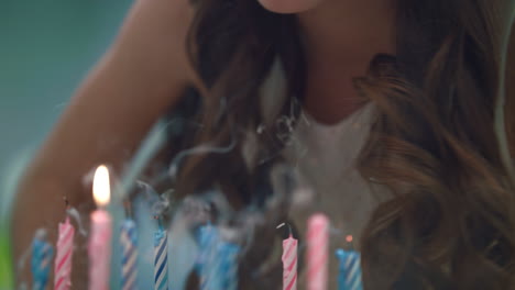 chica soplando velas en el pastel de fiesta. tradición de celebración de cumpleaños de los niños