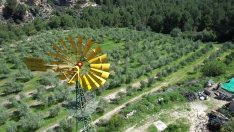 Molino-De-Viento-Amarillo-Drone-Vista-Redonda-Pequeña-Granja-Española