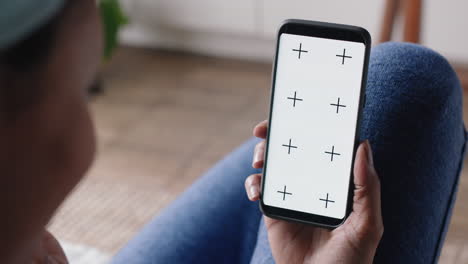 mujer joven usando un teléfono inteligente teniendo una videochat agitando la mano en la pantalla verde disfrutando de charlar en el teléfono móvil pantalla de tecla croma orientación vertical