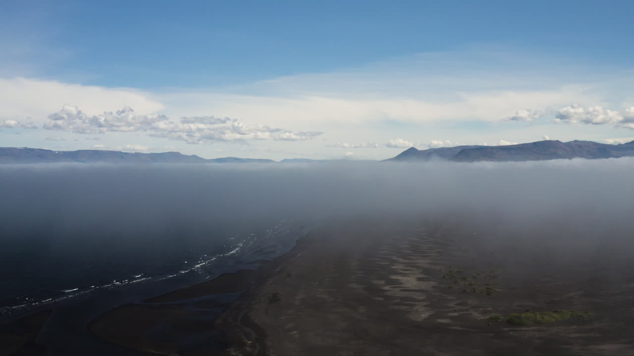 antena - horizonte azul por encima de la costa, hvitserkur,vatnsnes, islandia, elevándose por encima de la niebla