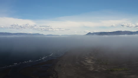 Antena---Horizonte-Azul-Por-Encima-De-La-Costa,-Hvitserkur,-Vatnsnes,-Islandia,-Elevándose-Por-Encima-De-La-Niebla