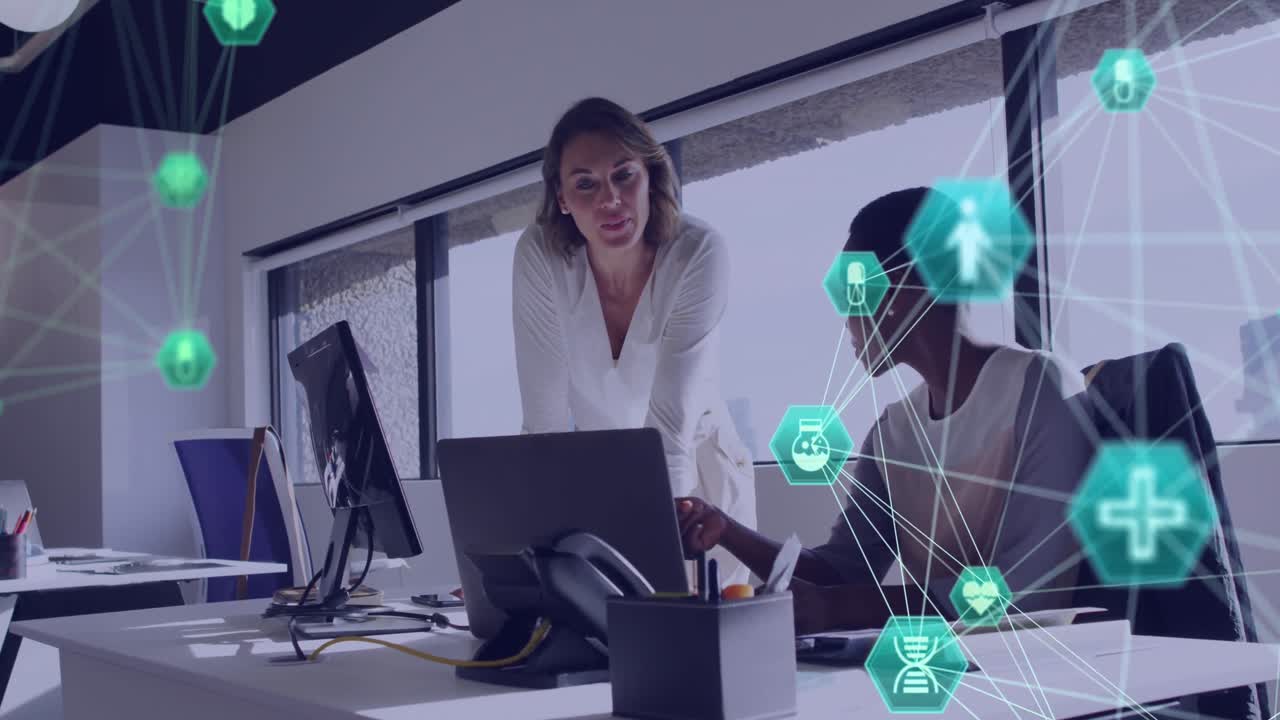 animación de dos globos de iconas médicas girando contra dos mujeres diversas discutiendo en la oficina