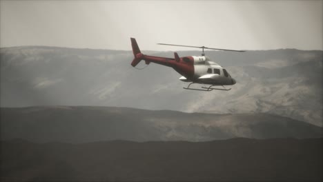 helicóptero voando em câmera lenta perto de montanhas com neblina