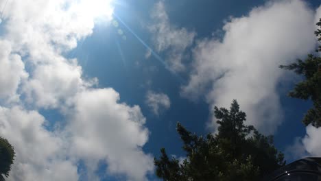 Schneller-Zeitraffer-Von-Wolken,-Die-Mit-Sonneneruption-Durch-Den-Himmel-Fließen