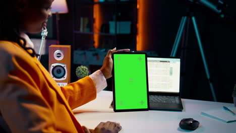 niña afroamericana sosteniendo una tableta con diseño de pantalla verde