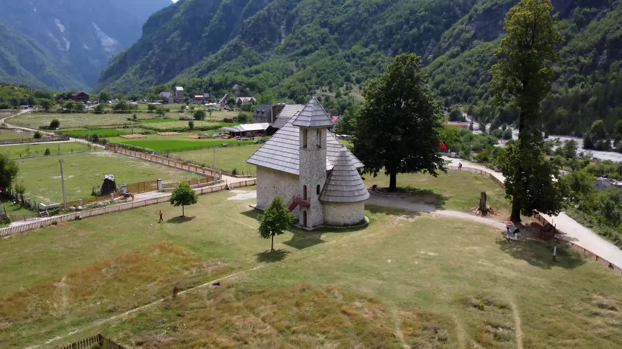 Pittoresk kyrka inbäddad i ett bergslandskap