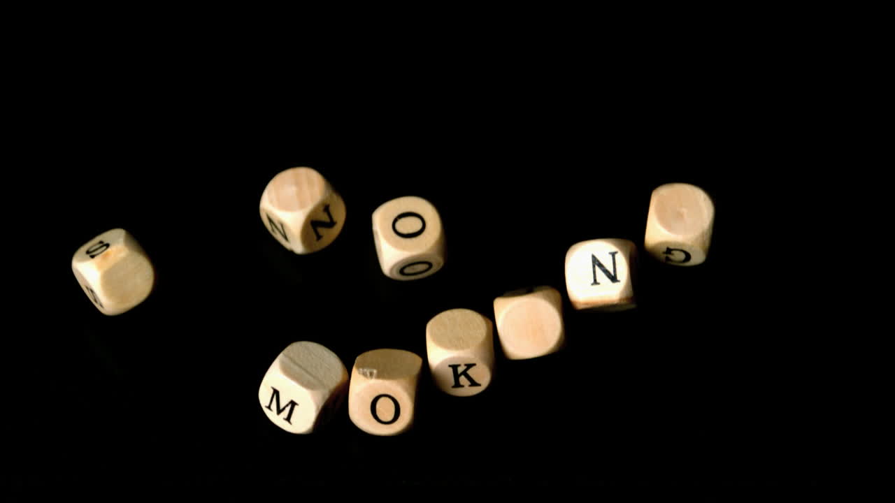 no hay dados fumadores cayendo juntos