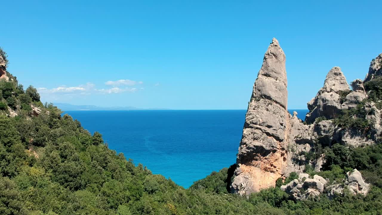Sorvolando una cima rocciosa e il mare.