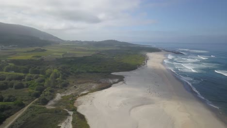 toma aérea superior de las olas de la playa de arena dorada y el océano turquesa