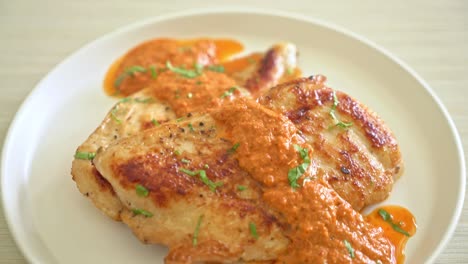 Filete de pollo a la parrilla con salsa de curry rojo - estilo de comida musulmana