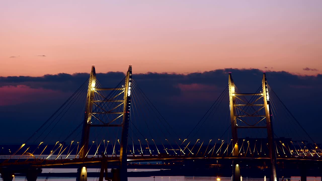 세인트 페테르부르크의 새로운 스타일리시 서쪽 고속도로 지름