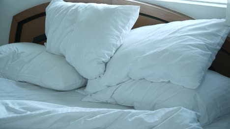 cama desordenada por la mañana , cama desordenada después de despertarse