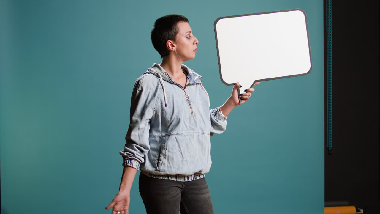 Mujer con burbuja de texto