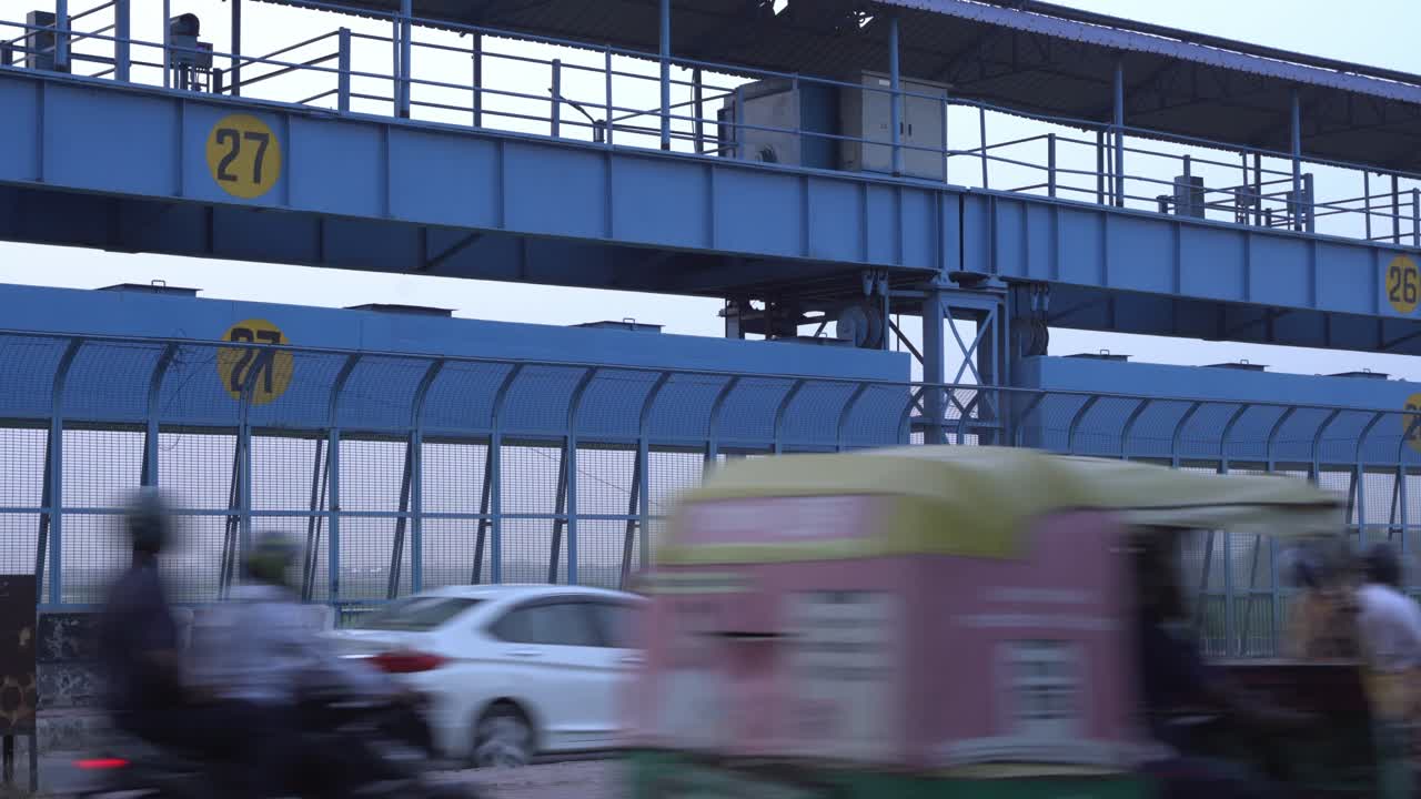 Okhla Barrage across the Yamuna River for irrigation and water navigation from Delhi to Gurgaon, Mathura and Agra districts, and Bharatpur State, Delhi traffic