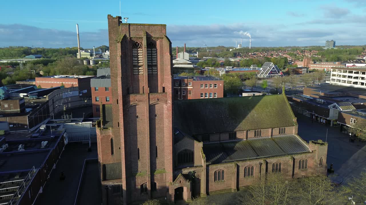 Luftfoto mod St Helens bykirke og shopping-regenereringsudvikling, Merseyside, England
