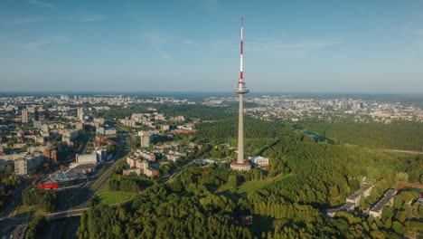 hermoso hiperlapso aéreo sobre el distrito de lazdynai, vilnius, lituania, estados bálticos