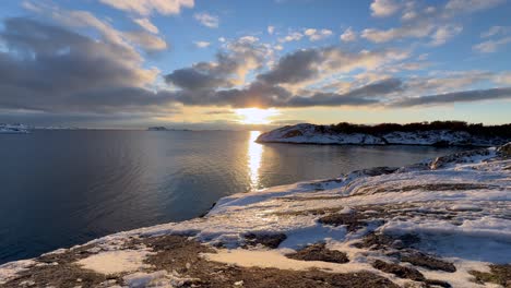 Tranquila-Costa-Invernal-En-Noruega,-Capturada-En-Cámara-Lenta-Y-Suave-Y-Claridad-De-4k