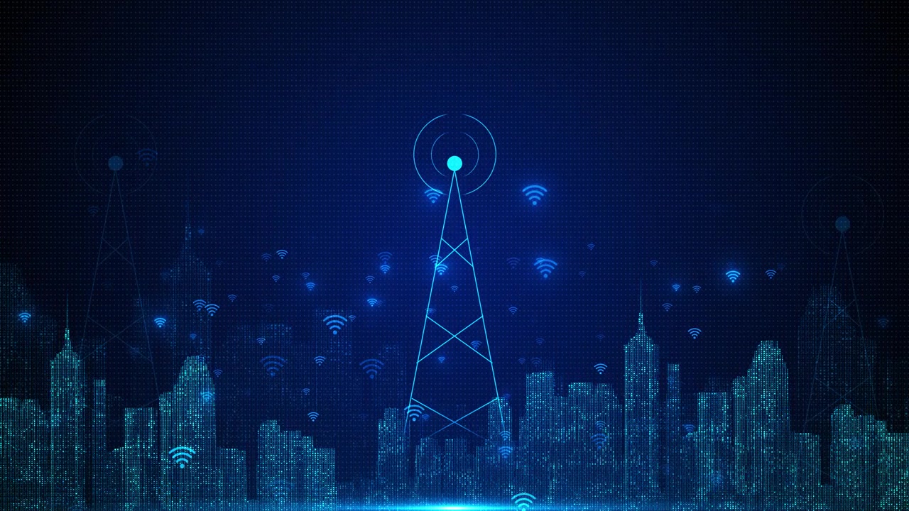 Latar belakang kota telekomunikasi digital biru menunjukkan menara nirkabel, jaringan cakrawala bercahaya, kota pintar
