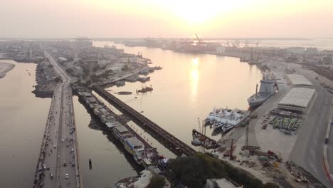 vista aérea de la carretera del embarcadero nativo con la terminal portuaria de karachi en segundo plano durante la puesta de sol