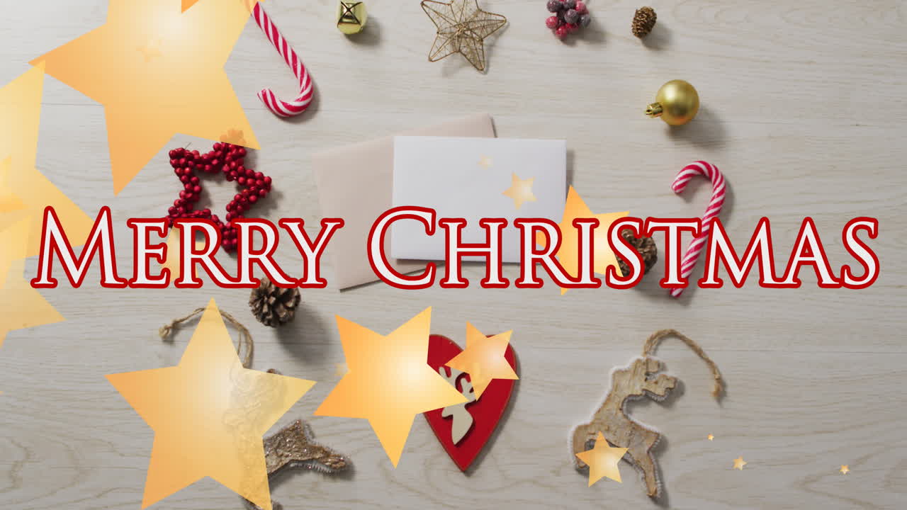 banner de texto de navidad feliz e iconos de estrellas contra artículos decorativos de navidad en superficie de madera