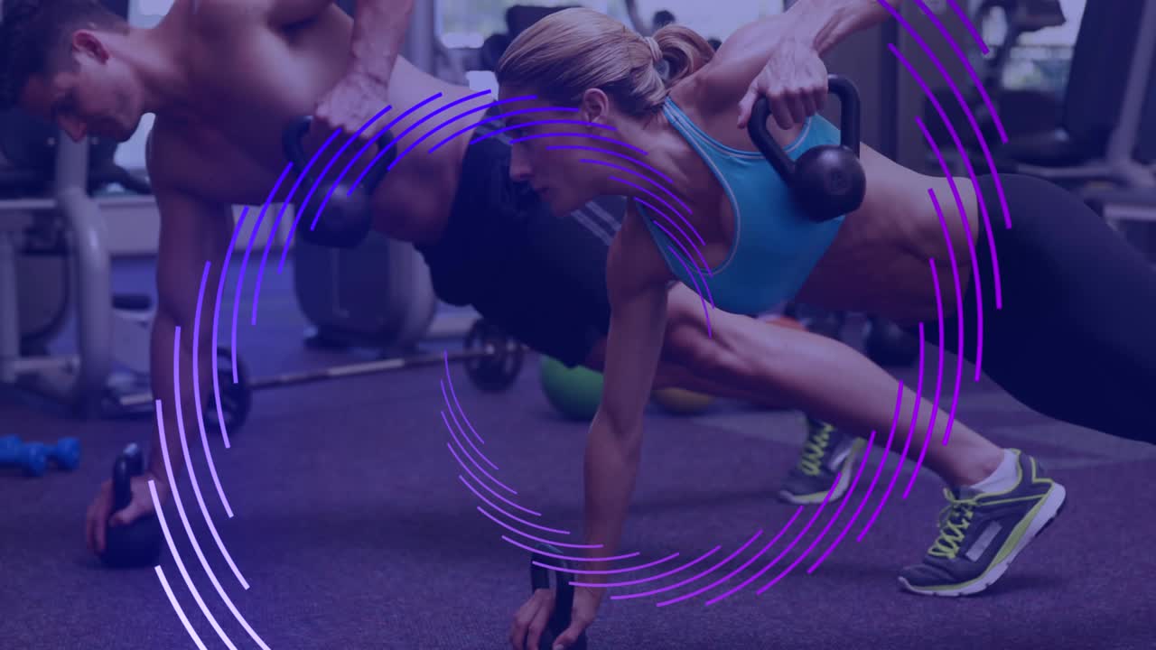체육관에서 운동하는 남자와 여자 위에 회전하는 보라색 선 나선의 애니메이션