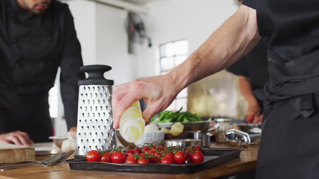 grupo diverso de cocineros trabajando en una cocina