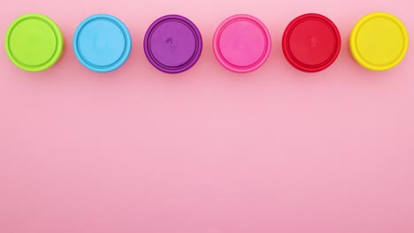 rondas coloridas parpadeando sobre un fondo rosado - movimiento de parada