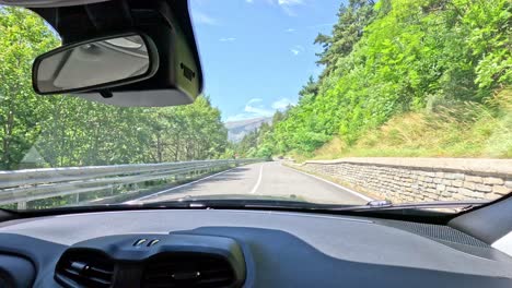 conduciendo a través del terreno montañoso en piamonte, italia