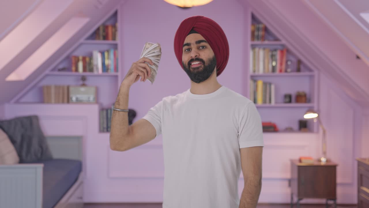 hombre indio sikh usando el dinero como ventilador en la actitud