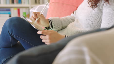 Hände,-Tablet-Bleistift-Und-Grafikdesignerin