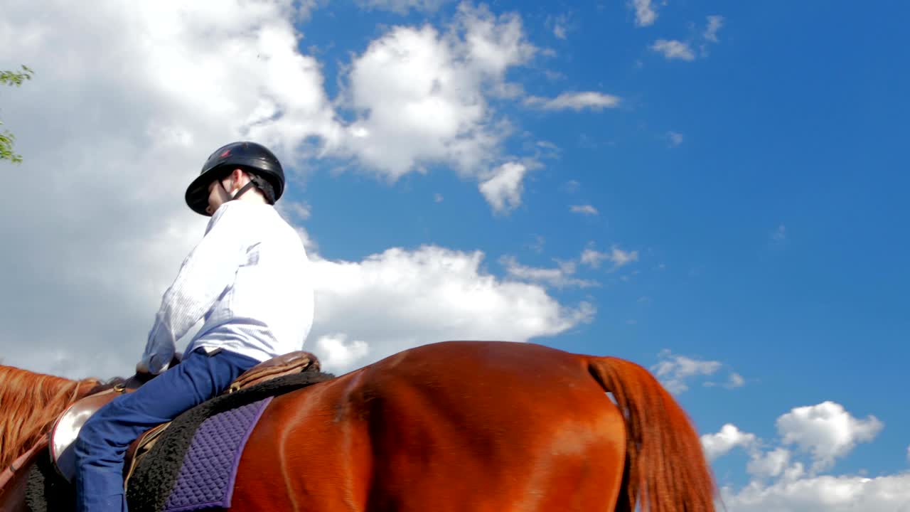 un niño feliz montado en el caballo