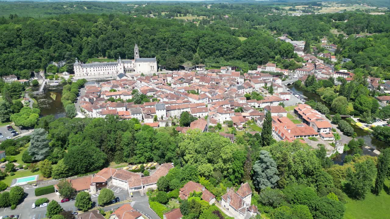 la ciudad de brantome en la dordogne, francia, establece un ángulo alto de toma aérea.