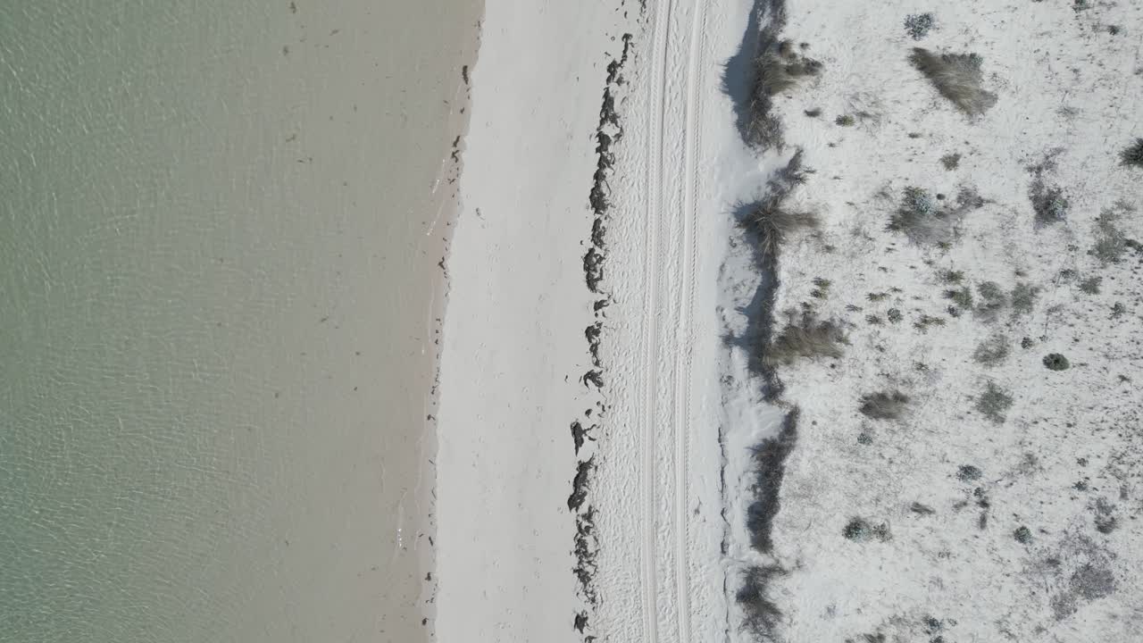 조용한 녹색 바다와 함께  ⁇ 은 날에 사막이 있지만 잘 방문한 해변