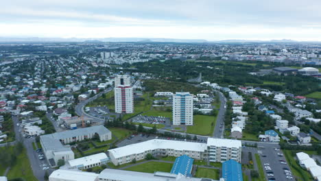 Vista-Superior-De-Pájaros-De-La-Colorida-Azotea-Y-El-Panorama-Urbano-De-Reykjavik,-Capital-De-Islandia.-Vista-De-Drones-Del-Increíble-Paisaje-Del-Centro-De-Reykjavik-Con-Montañas-En-Segundo-Plano