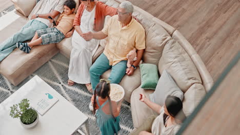 familia disfrutando de una noche de cine en casa