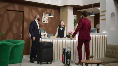 hombres de negocios preguntando por las instalaciones del hotel