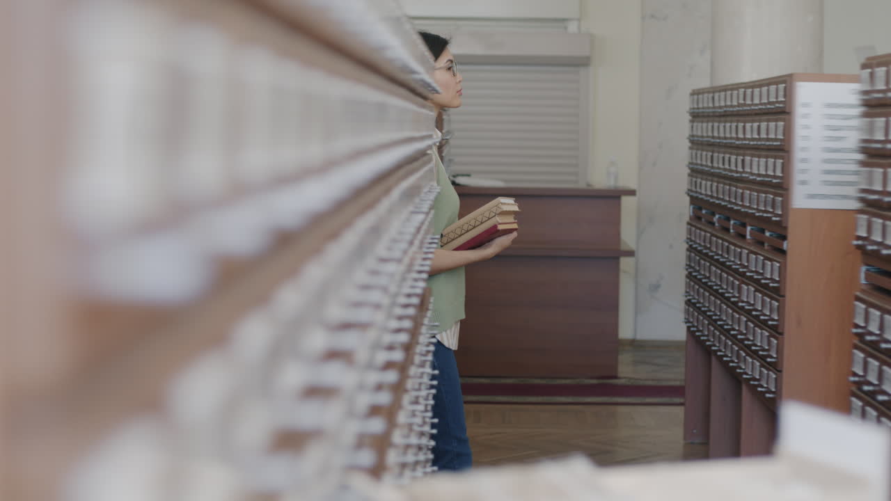 도서관 에서 공부 하는 여자