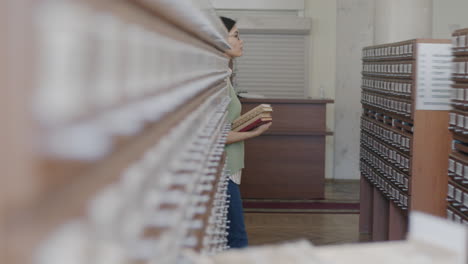 mujer estudiando en una biblioteca