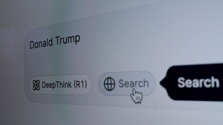 Interfaccia di ricerca con DeepThink e query su Donald Trump