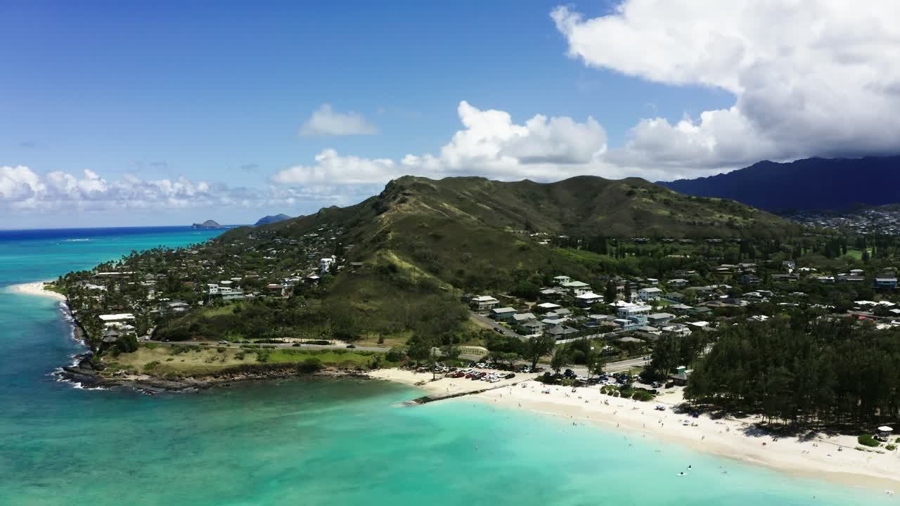 바다를 가로지르는 하와이의 카일루아 동네의 넓은 공중 풍경