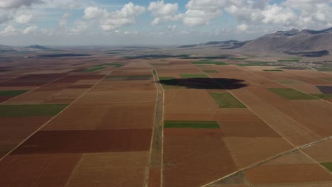 Día-Nublado-En-Vastas-Tierras-De-Cultivo