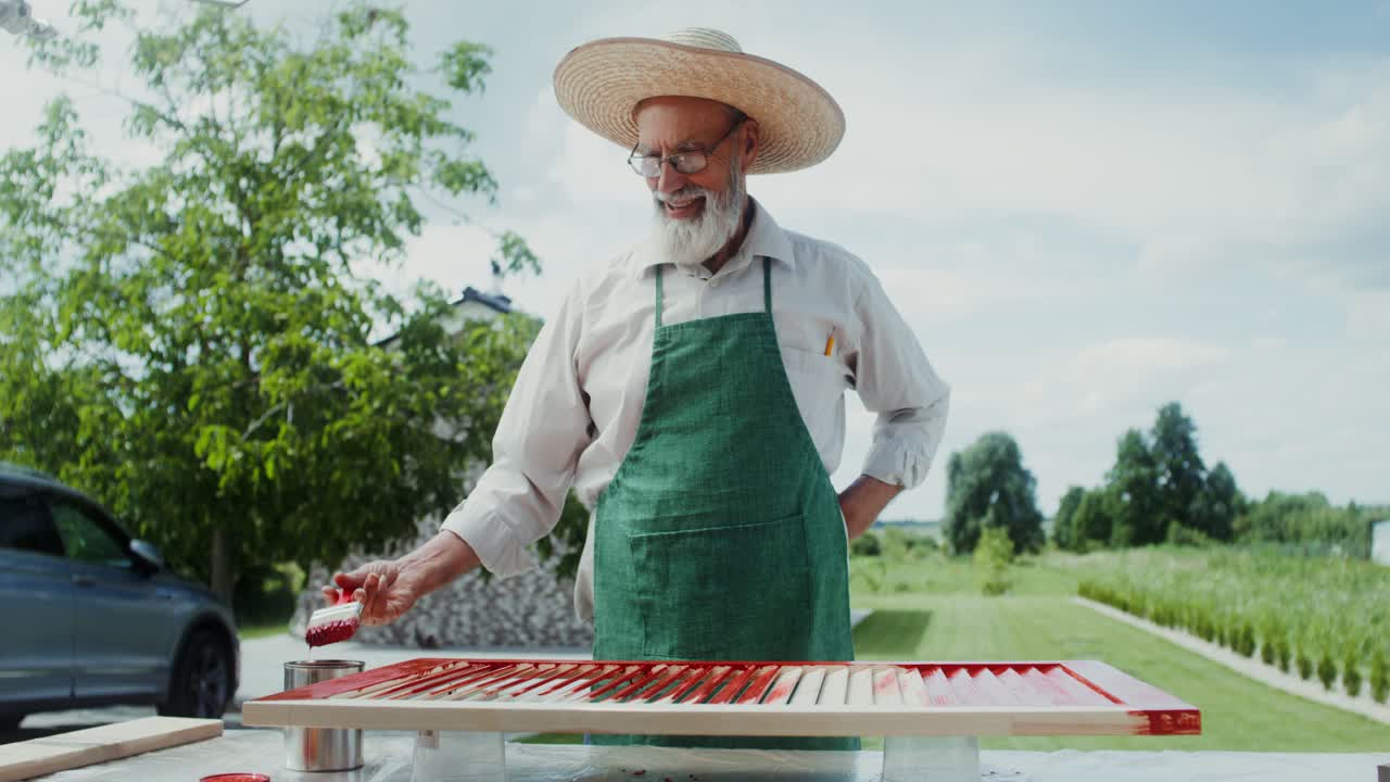 외부에서 나무로 된 셔터를 칠하는 고위 관리자