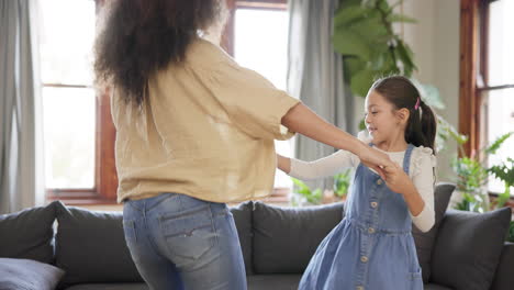 Tanz,-Liebe-Und-Mutter-Mit-Mädchen-Zu-Hause