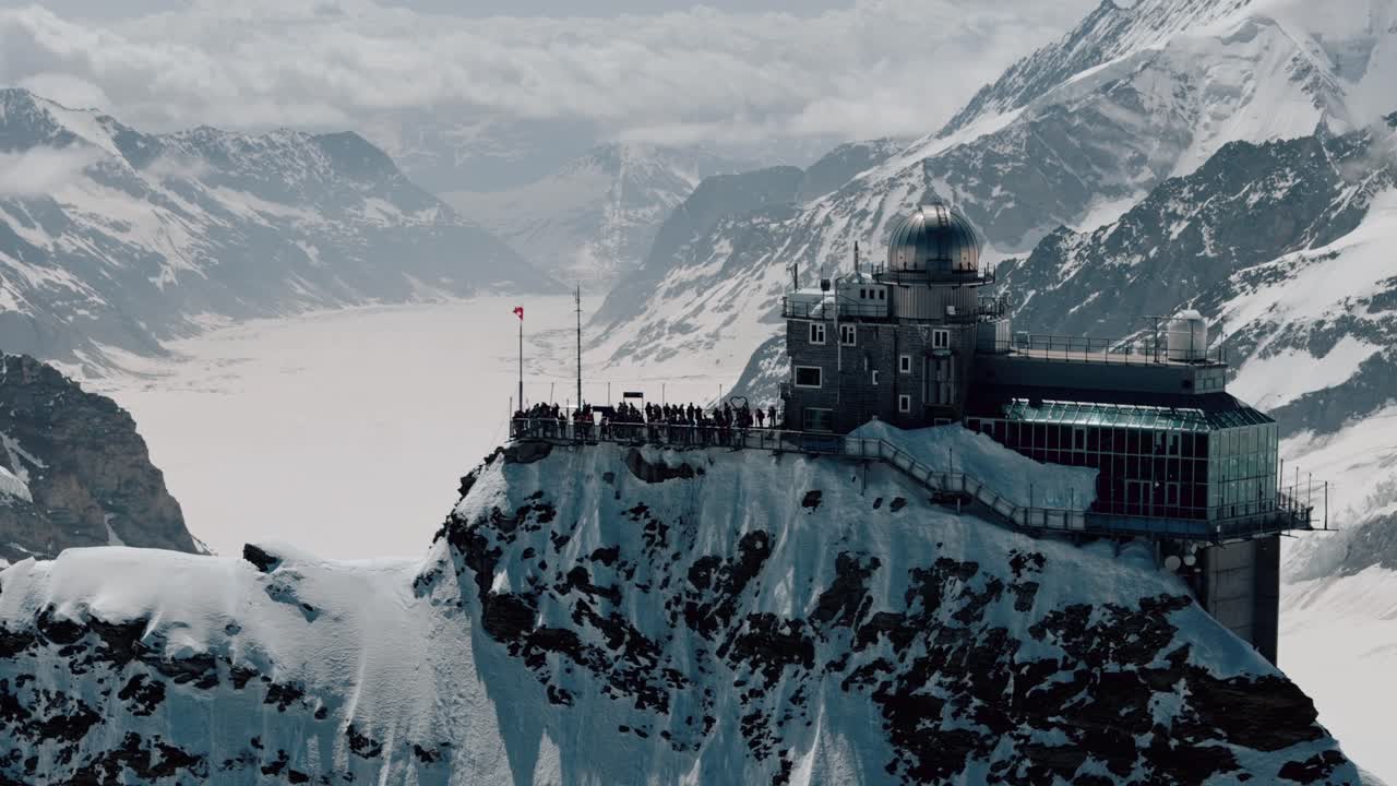 빙하와 봉우리와 함께 jungfraujoch의 천천히 순환하는 클로즈업
