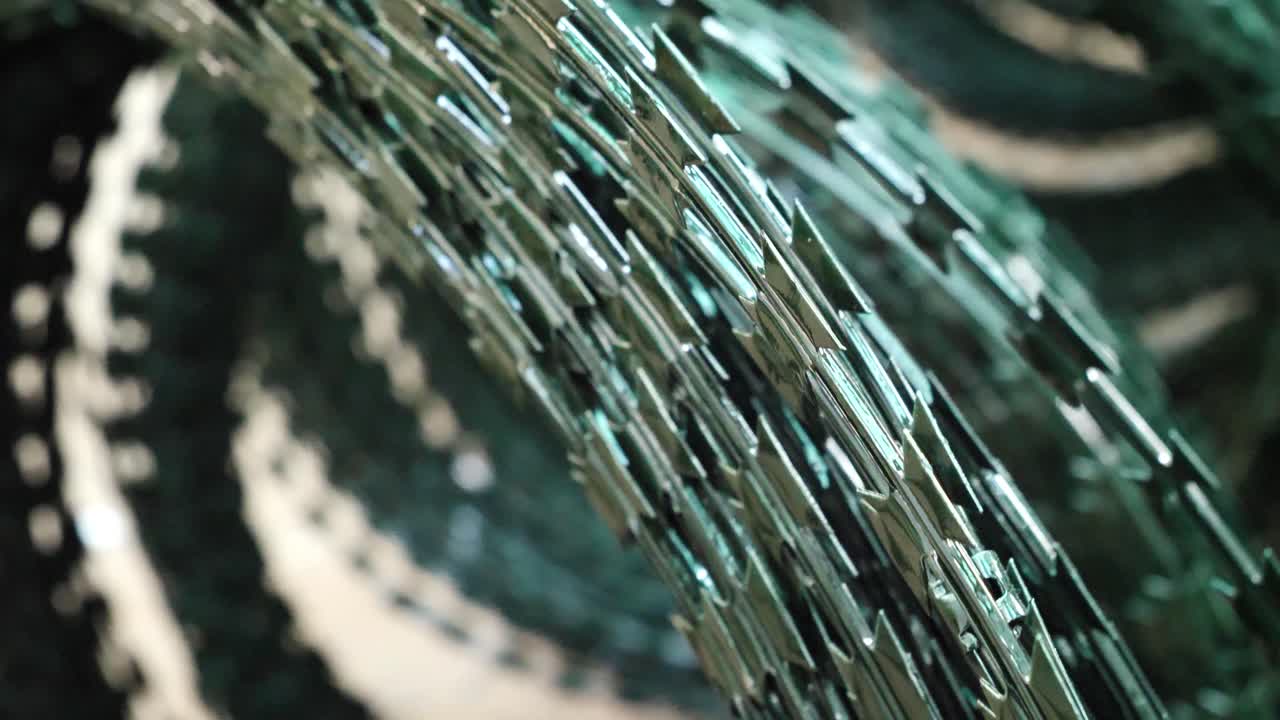 крупным планом свернутое ограждение из колючей проволоки