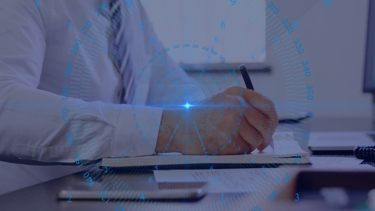 사무실에서 펜을 들고 노트북에 글을 쓰는 남성, 손목 주위로 회전하는 파란색 데이터 오버레이 시작