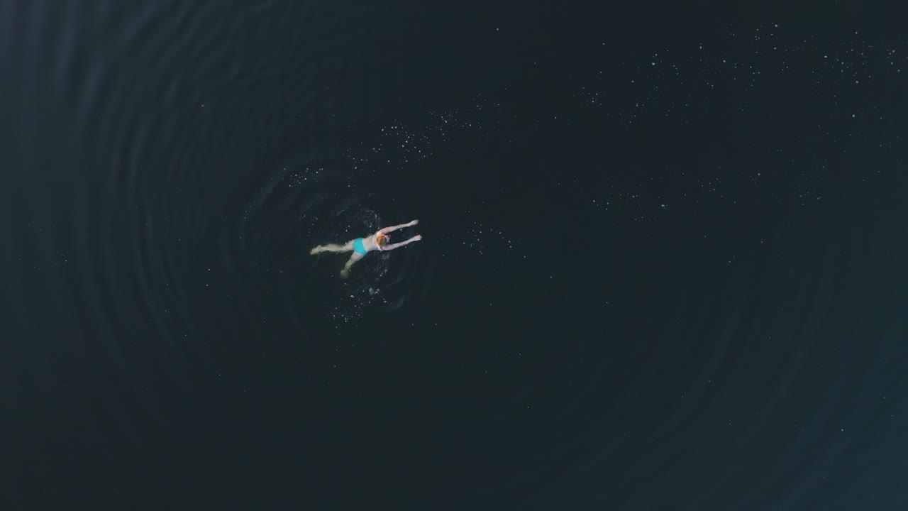 drone disparó al lago donde la niña está nadando