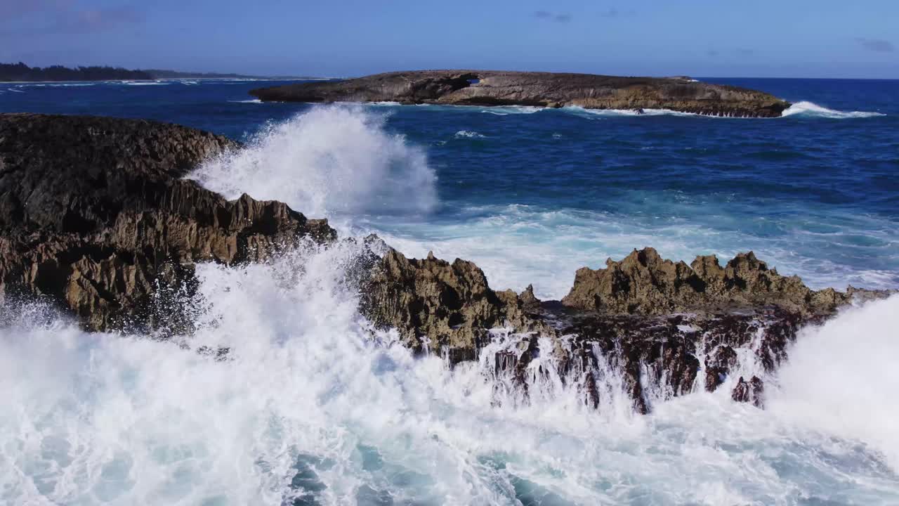 las olas del océano chocando contra la costa rocosa