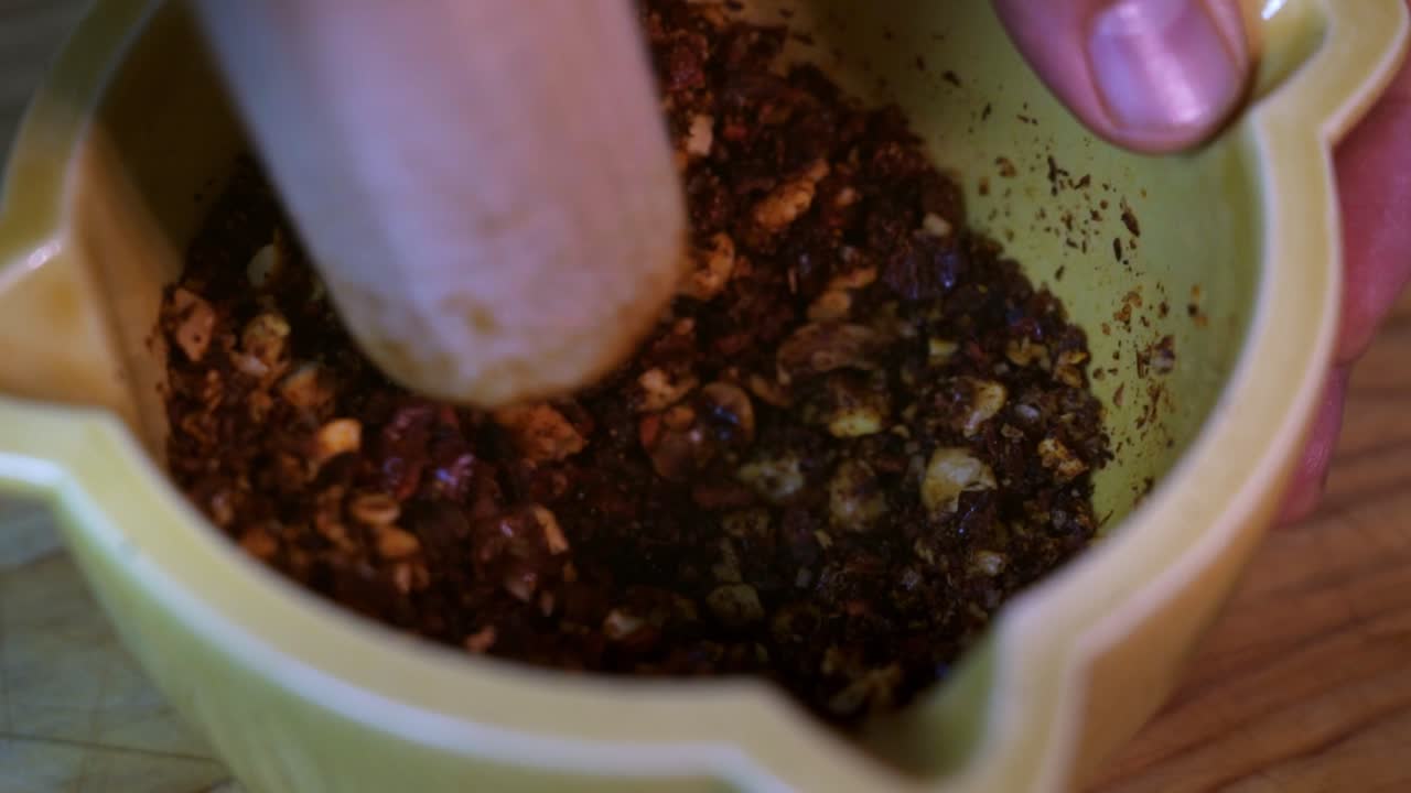 전통적인 그릇에 다진 고추와 마늘 요리