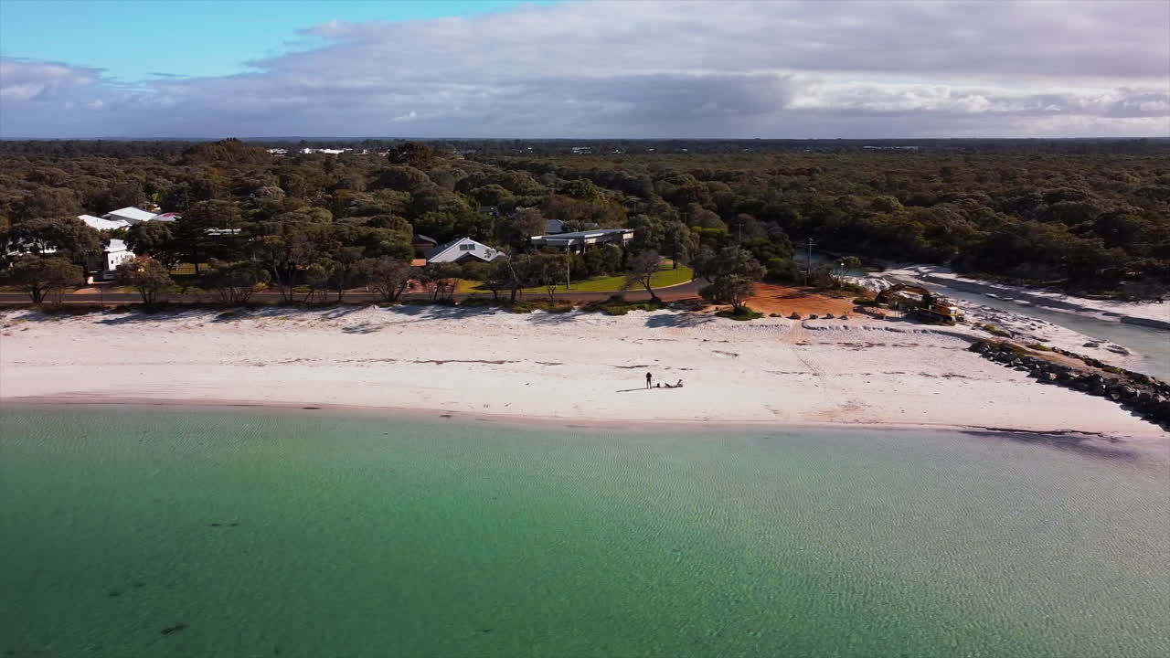 vista aérea de drones volando sobre una hermosa playa con vistas a las olas del océano